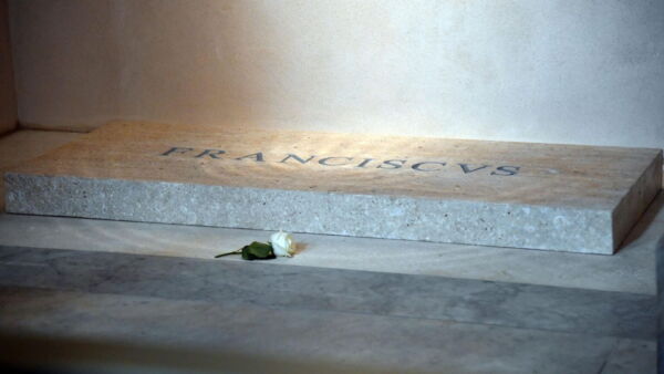 Pope franciscus tomb inscription design error 1536x865